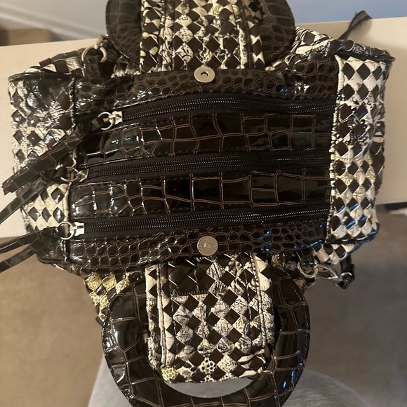 Beautiful brown and cream handbag, crystal in middle of bow on front - Picture 4 of 14